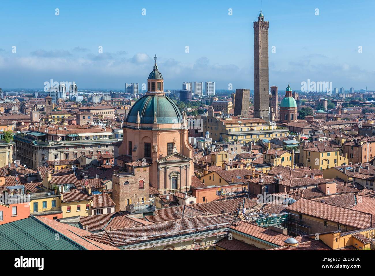 Veduta aerea dalla Basilica di San Petronio con Santuario di Santa Maria della vita e le cosiddette due Torri Foto Stock