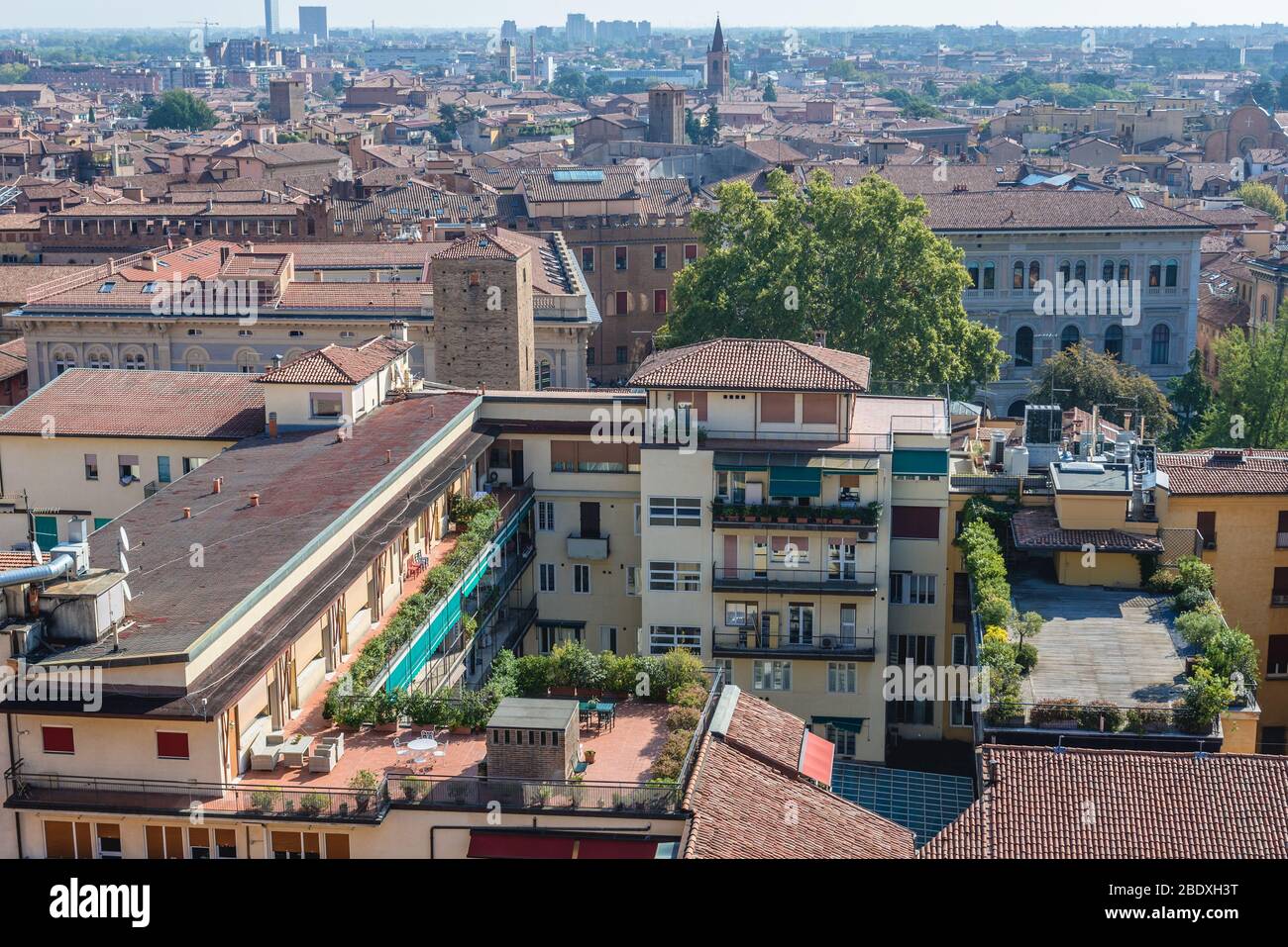 Città vecchia di Bologna, capitale e più grande della regione Emilia Romagna nel Nord Italia - vista dalla Basilica di San Petronio Foto Stock