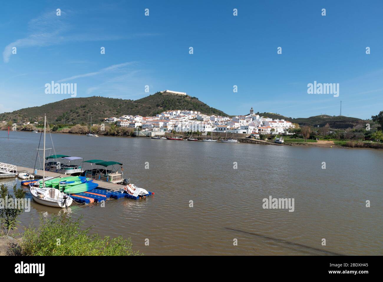 Sanlucar de Guadiana, Spagna - Febbraio 2020: Il paese confinante con Alcoutim, Portogallo Foto Stock
