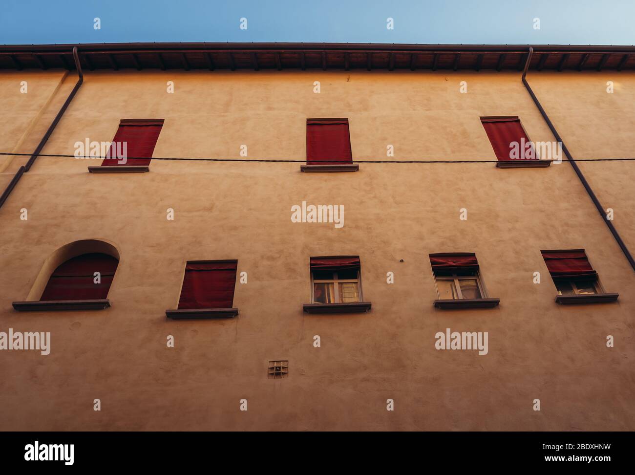 Edificio con tende rosse a Bologna, capitale e la più grande città dell'Emilia Romagna del Nord Italia Foto Stock