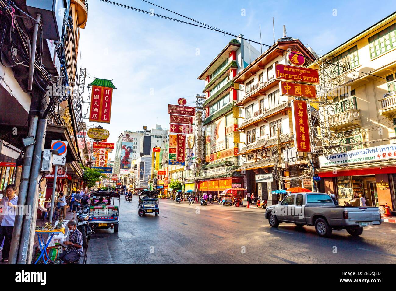 Traffico Chinatown a Yaowarat Road, la strada principale di Chinatown a Bangkok Chinatown è uno dei famosi punti di riferimento di Bangkok. Foto Stock
