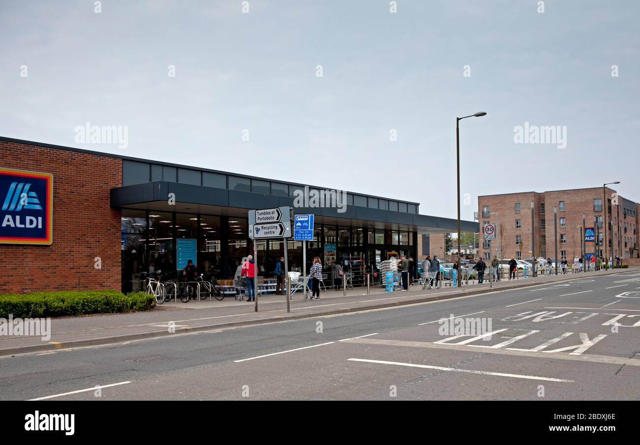 Portobello High Street, Edimburgo, Scozia, Regno Unito. 10 aprile 2020. Nella foto: 24 carrelli visibili con persone che si accodano al supermercato Aldi il Venerdì Santo. Foto Stock