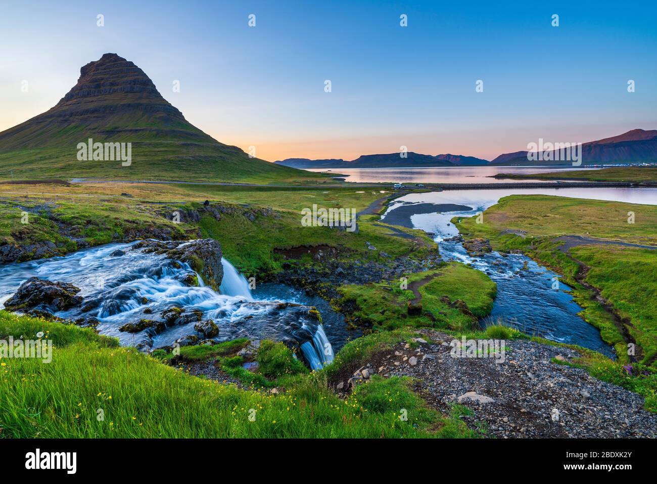 Kirkjufellsfoss, cascata vicino alla montagna di Kirkjufell, Penisola di Snaefellsnes, Islanda Foto Stock