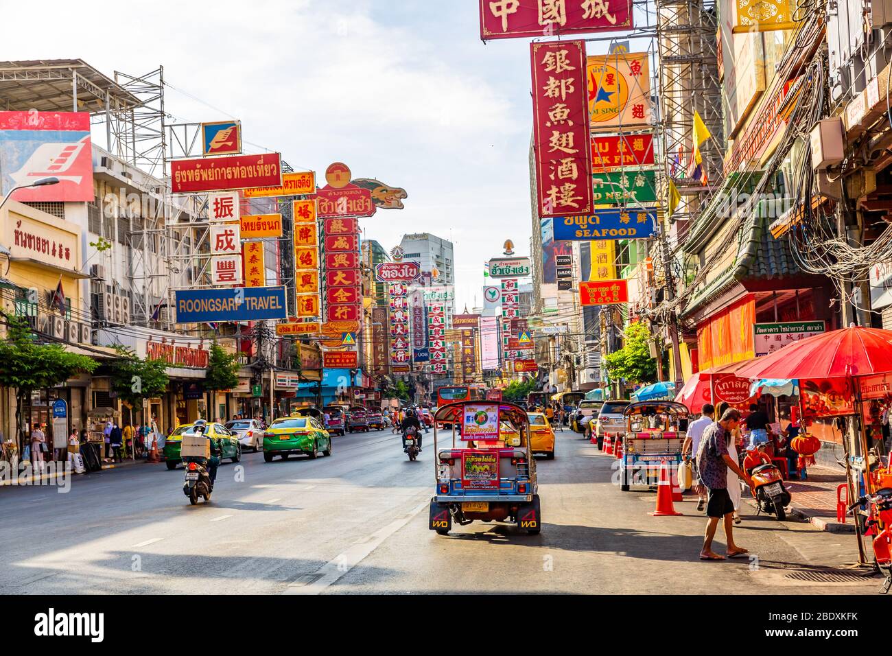 Vista sulla strada di Chinatown a Bangkok, Thailandia. Foto Stock