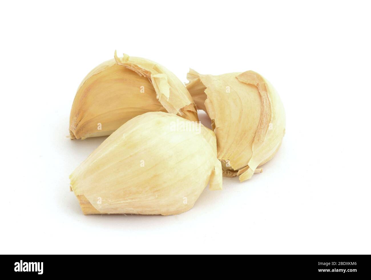 Tre spicchi d'aglio su sfondo bianco. Foto Stock