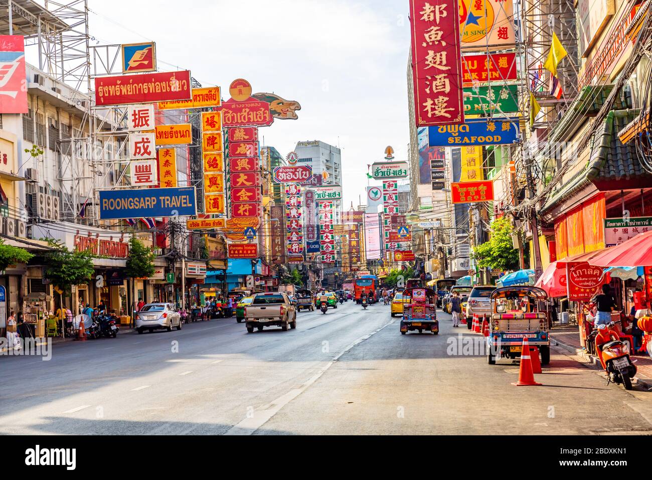 Traffico Chinatown a Yaowarat Road, la strada principale di Chinatown a Bangkok Chinatown è uno dei famosi punti di riferimento di Bangkok. Foto Stock