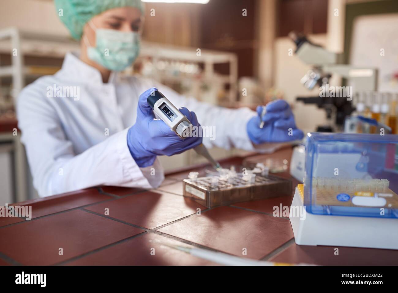 Pipetta automatica da laboratorio utilizzata per l'analisi biochimica del sangue Foto Stock
