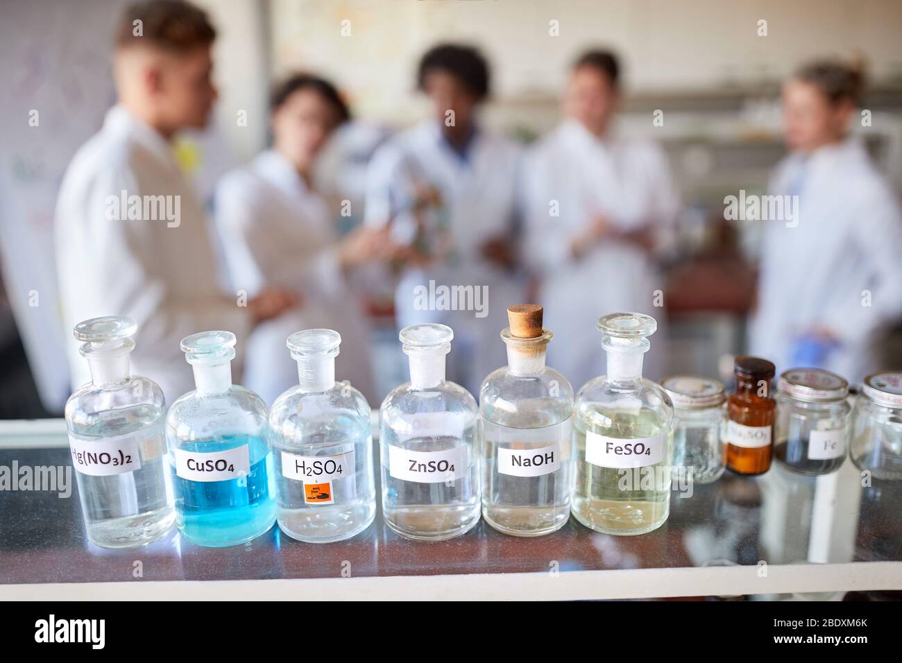 Glasswear con prodotti chimici in laboratorio Foto Stock