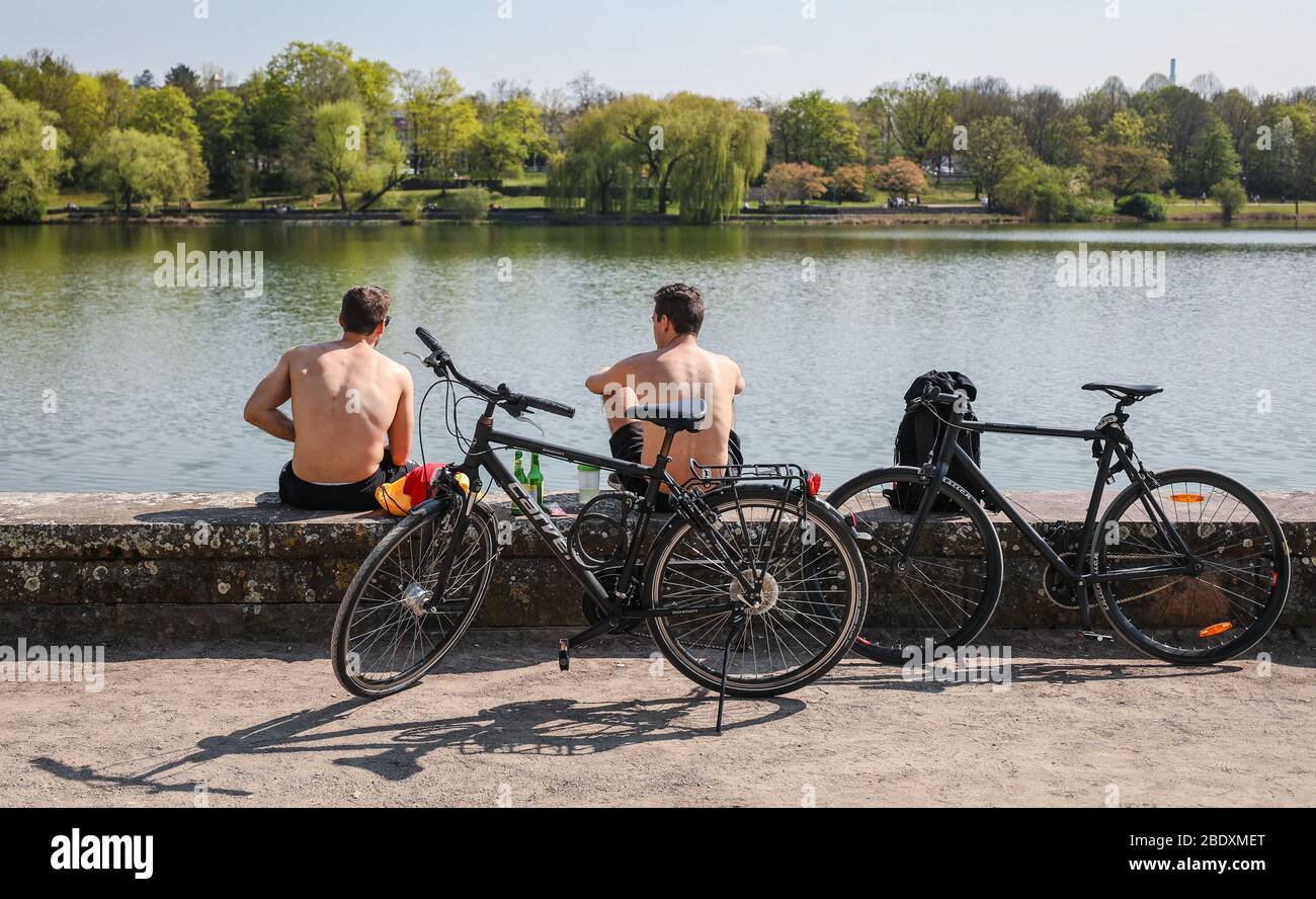 10 aprile 2020, Baden-Wuerttemberg, Stoccarda: Due ciclisti godono del tempo con tanto sole al Max-Eyth-See. Foto: Christoph Schmidt/dpa Foto Stock