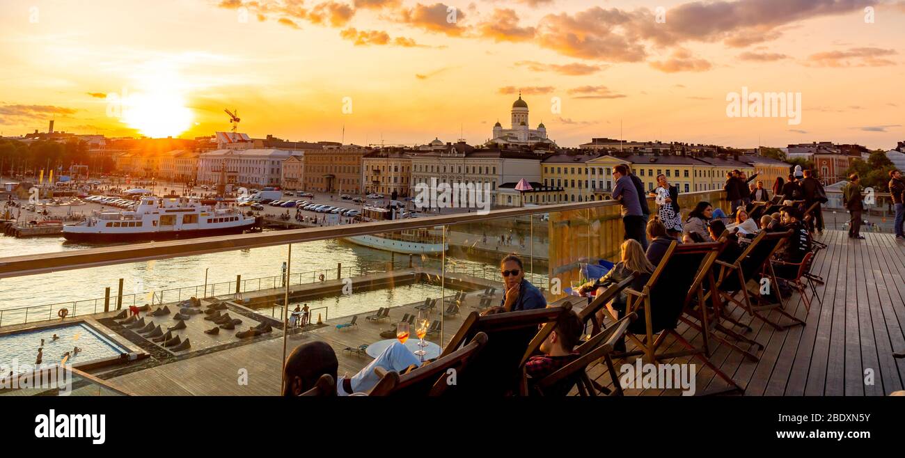 Piscina di Allas, Piazza del mercato, Palazzo Presidenziale e Cattedrale di Helsinki al tramonto. Finlandia Foto Stock