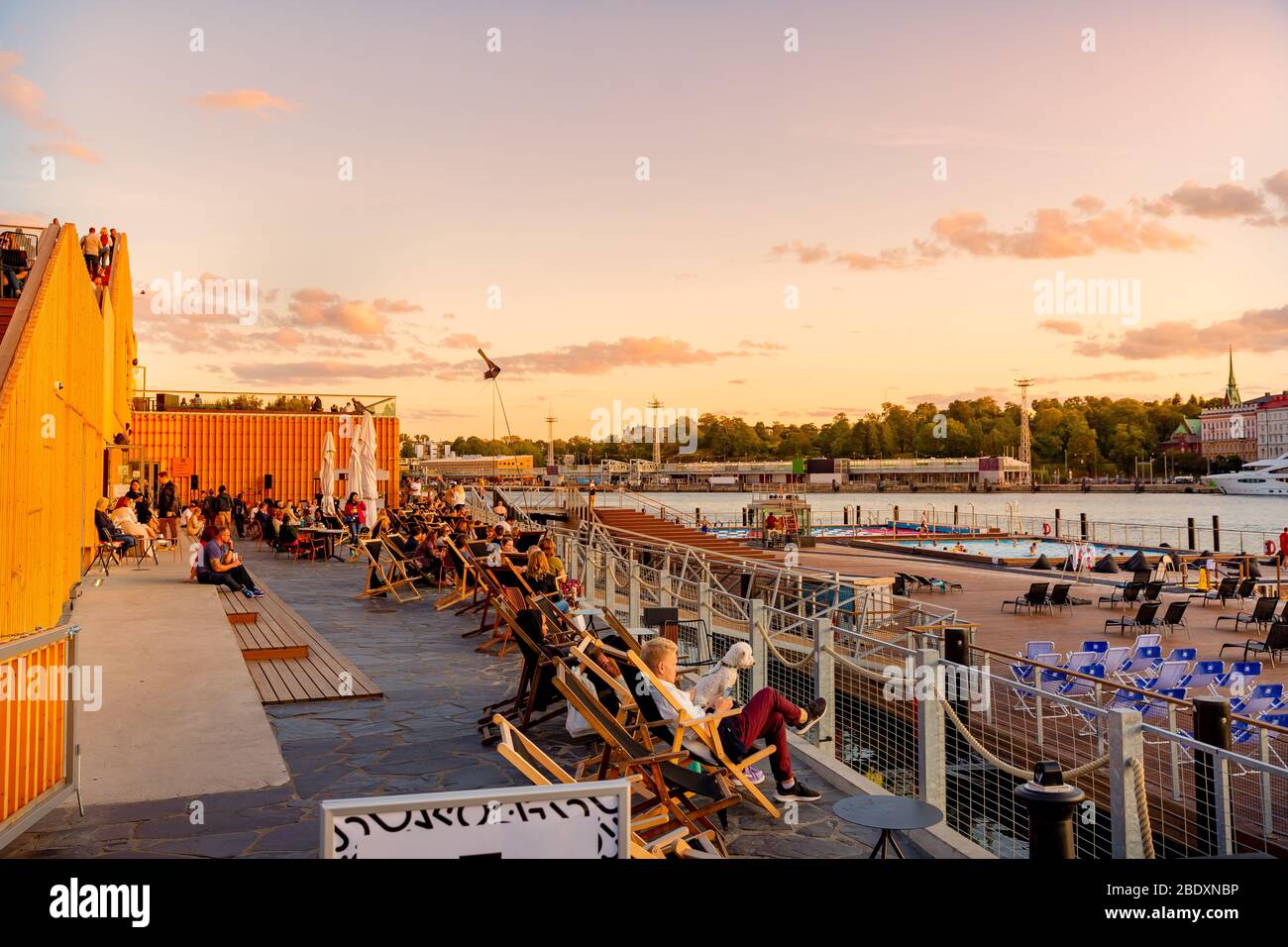 Piscina di Allas, Piazza del mercato, Palazzo Presidenziale e Cattedrale di Helsinki al tramonto. Finlandia Foto Stock