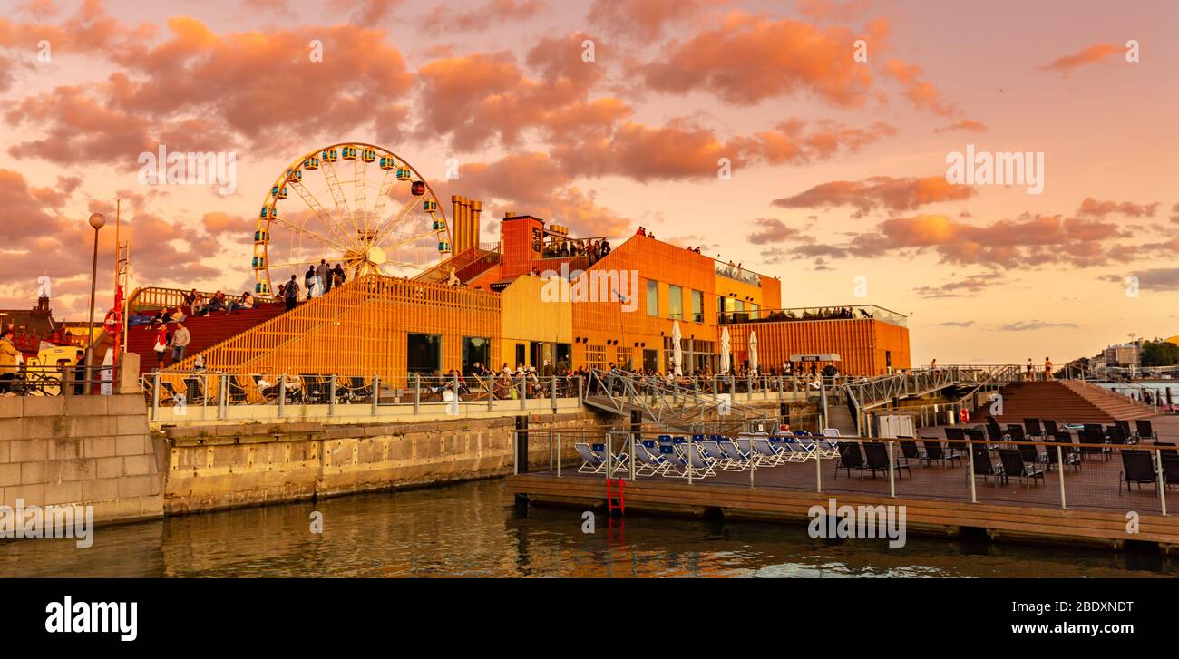 Allas Sea Pool, Piazza del mercato e la chiesa della cattedrale di Helsinki al tramonto, Helsinki finlandia. Foto Stock