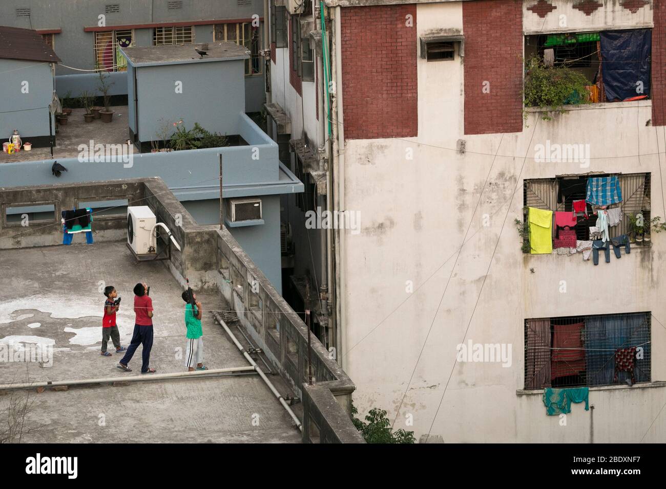 DHAKA, BANGLADESH - APRILE 10: Bambini che giocano sul tetto di un edificio durante la chiusura a chiave imposta dal governo come misura preventiva contro il COV Foto Stock