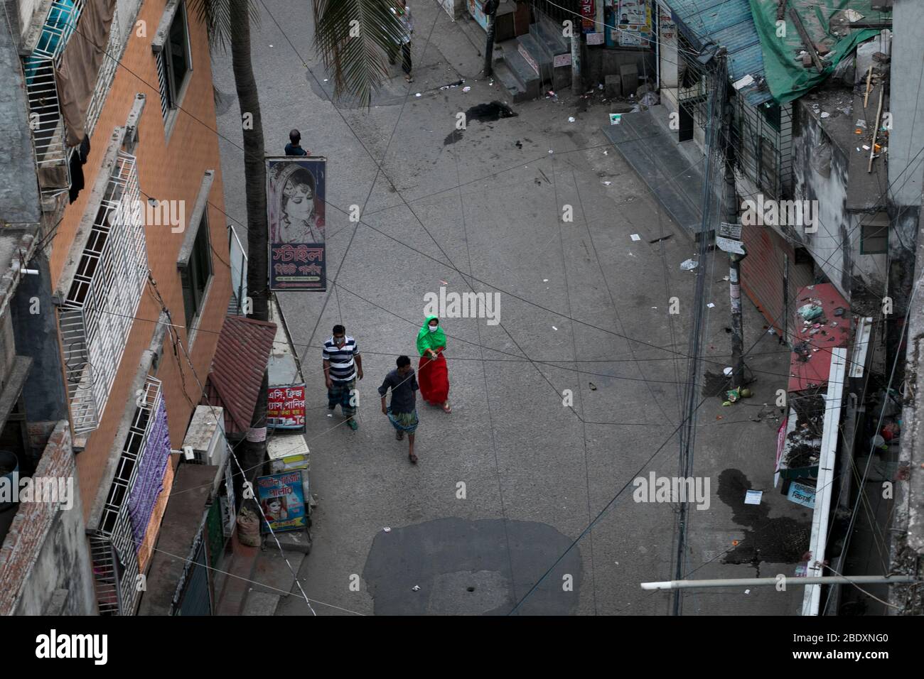 DHAKA, BANGLADESH - APRILE 10: Il popolo del Bangladesh cammina per strada durante la chiusura a chiave imposta dal governo come misura preventiva contro il corone COVID-19 Foto Stock
