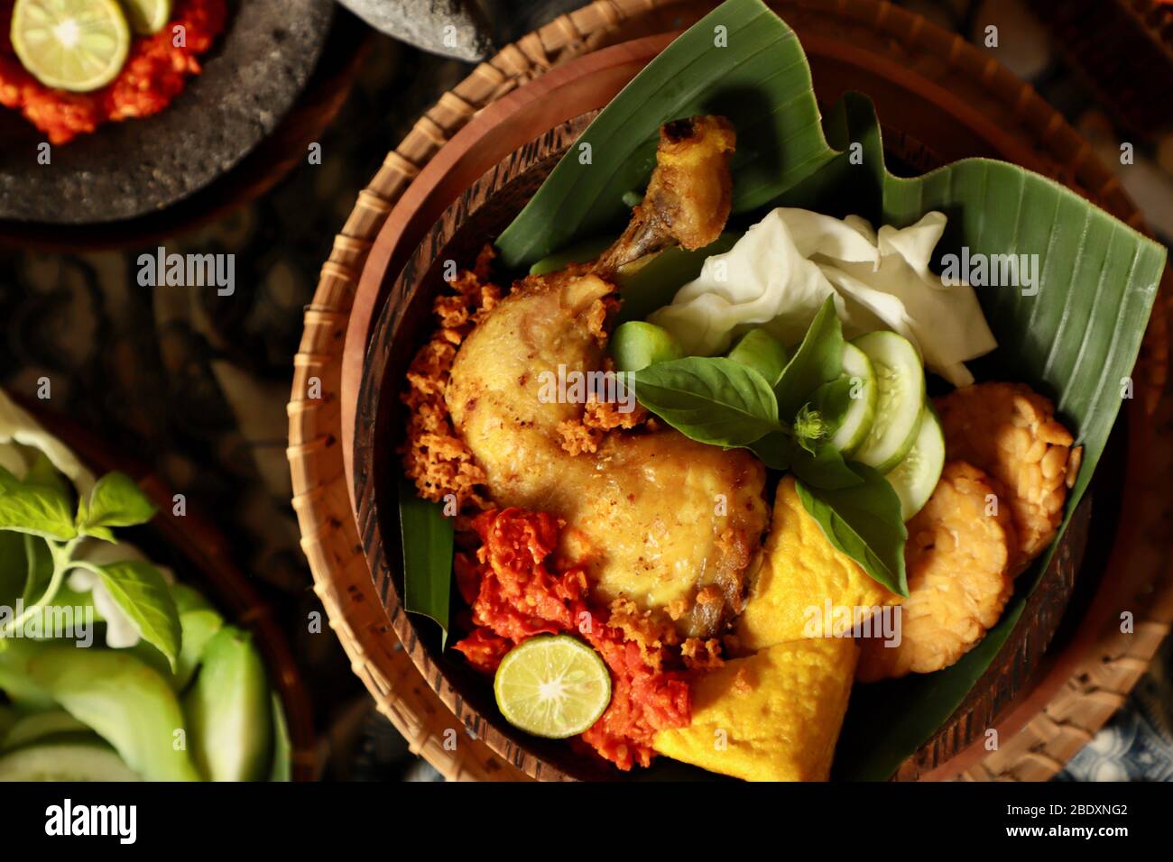 Ayam Penyet. Piatto di pollo fritto e fritto giavanese con pasta di peperoncino rosso. Foto Stock