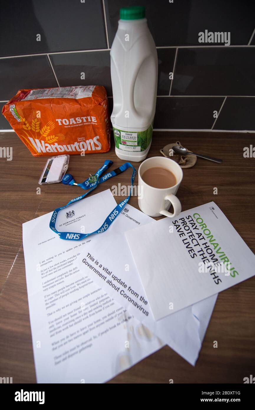 Glasgow, Regno Unito. 10 aprile 2019. Nella foto: Lettera del primo ministro britannico Boris Johnson inviata a tutte le famiglie del Regno Unito, che include un opuscolo informativo sul governo, "CORONAVIRUS. RIMANI A CASA. PROTEGGERE IL SISTEMA NHS. SALVARE VITE UMANE". La lettera si apre con: "Vi scrivo per aggiornarvi sui passi che stiamo intraprendendo per combattere il coronavirus". "In poche settimane, la vita quotidiana in questo paese è cambiata drasticamente. Tutti noi sentiamo il profondo impatto del coronavirus non solo su di noi stessi, ma sui nostri cari e sulle nostre comunità". Credit: Colin Fisher/Alamy Live News Foto Stock