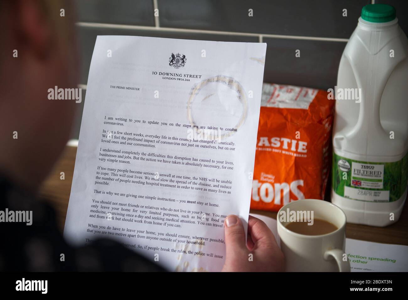 Glasgow, Regno Unito. 10 aprile 2019. Nella foto: Lettera del primo ministro britannico Boris Johnson inviata a tutte le famiglie del Regno Unito, che include un opuscolo informativo sul governo, "CORONAVIRUS. RIMANI A CASA. PROTEGGERE IL SISTEMA NHS. SALVARE VITE UMANE". La lettera si apre con: "Vi scrivo per aggiornarvi sui passi che stiamo intraprendendo per combattere il coronavirus". "In poche settimane, la vita quotidiana in questo paese è cambiata drasticamente. Tutti noi sentiamo il profondo impatto del coronavirus non solo su di noi stessi, ma sui nostri cari e sulle nostre comunità". Credit: Colin Fisher/Alamy Live News Foto Stock