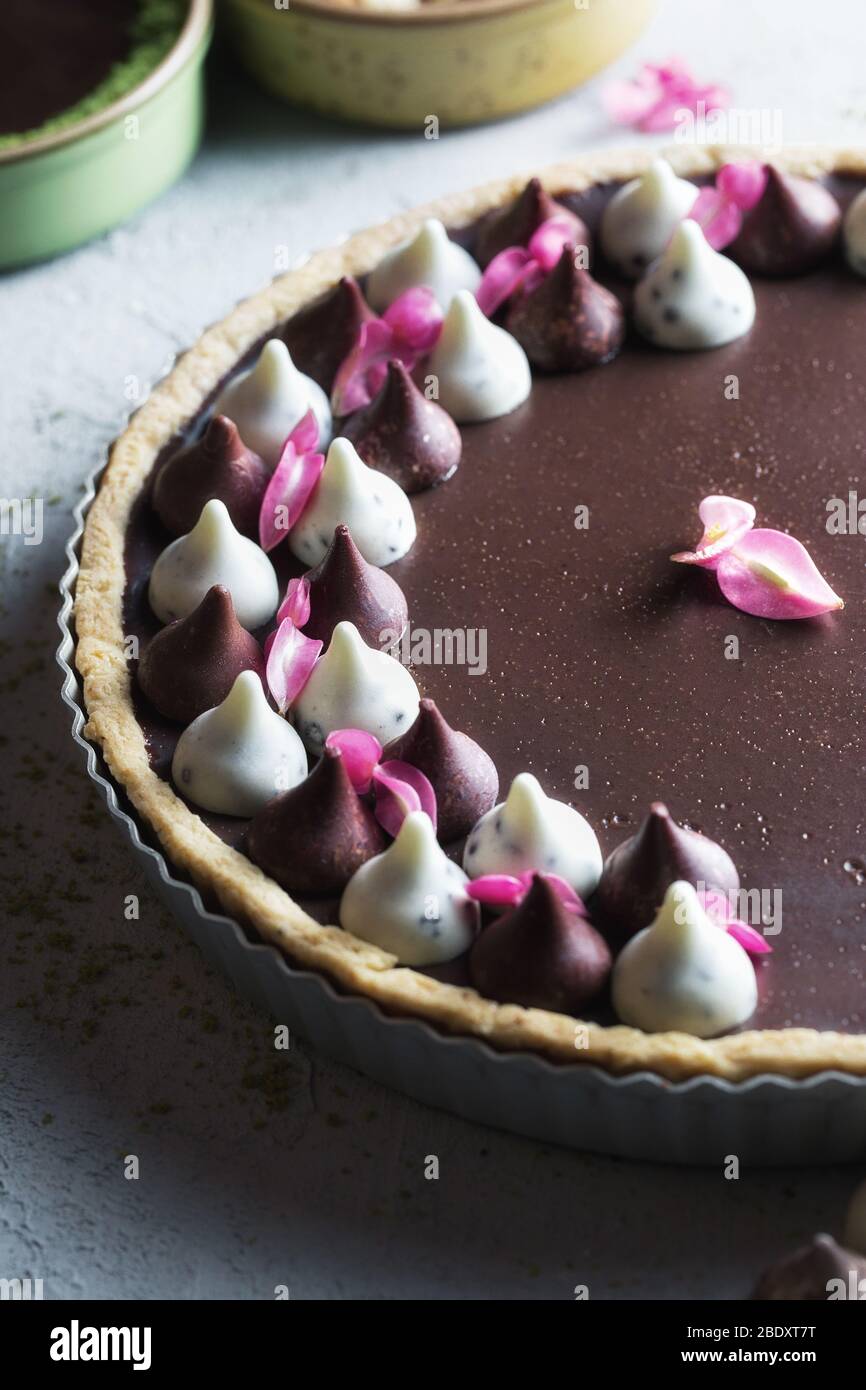 Crostata di cioccolato fondente fatta in casa, da vicino con spazio per le copie. Foto Stock