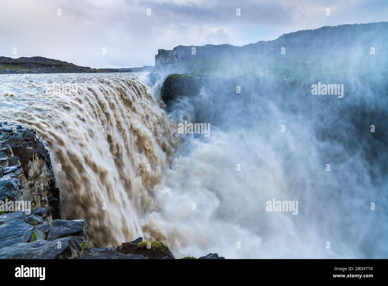 Dertifoss sul fiume Jökulsá á Fjöllum visto dal lato est, Parco Nazionale di Vatnajökull, Regione Nordest, Islanda Foto Stock