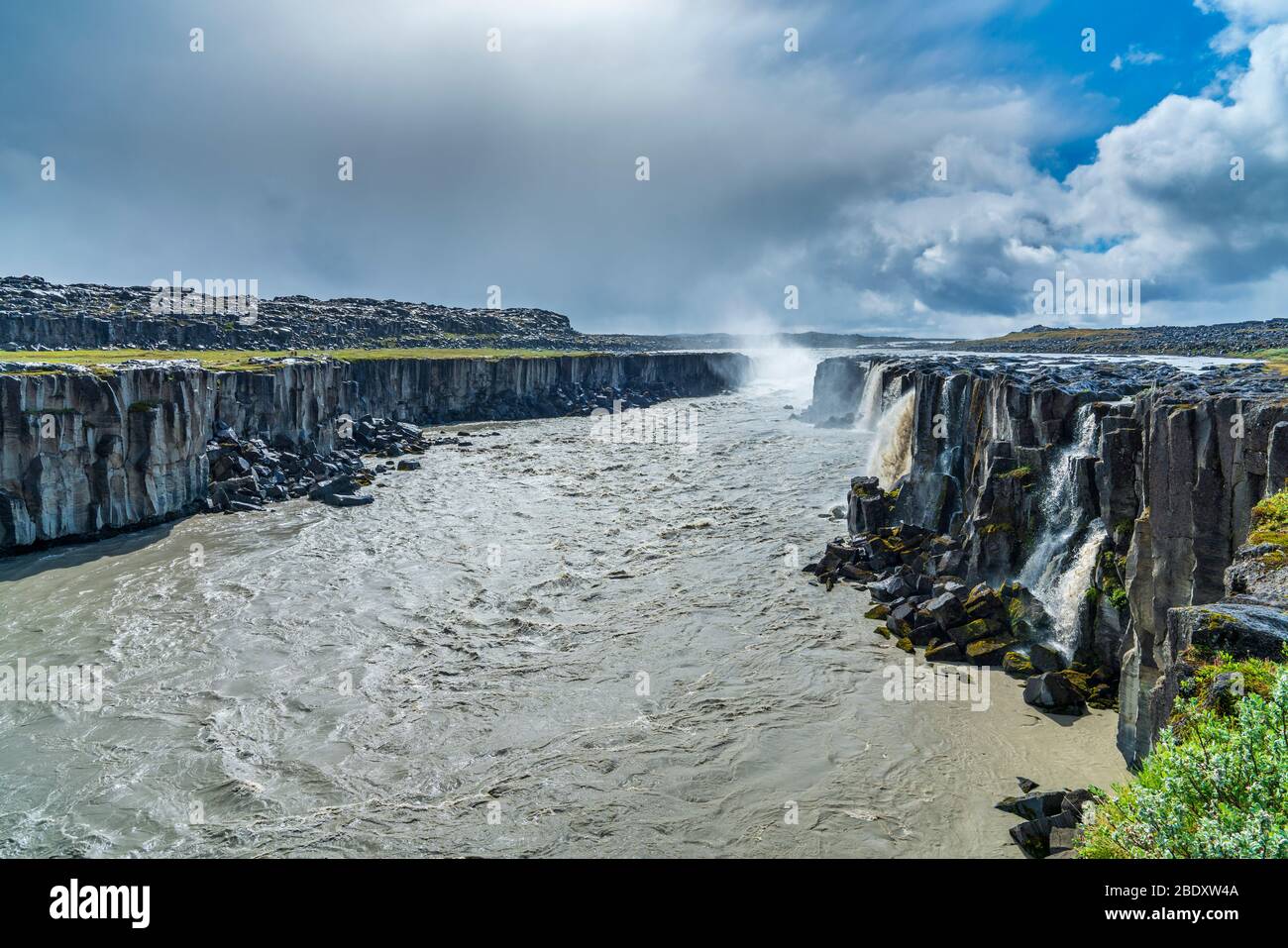 Selfoss al fiume Jökulsá á Fjöllum visto dal lato ovest, Parco Nazionale di Vatnajökull, Regione nordorientale, Islanda Foto Stock