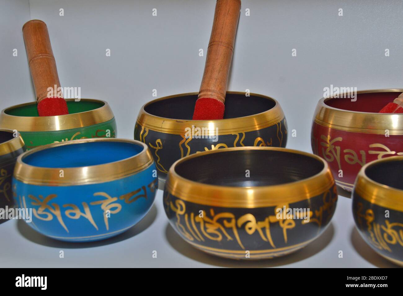 Primo piano di bocce di canto tibetano, boccetta di vibrazione musicale utilizzata per massaggi e terapia e varie cerimonie religiose e spirituali, decorative Foto Stock