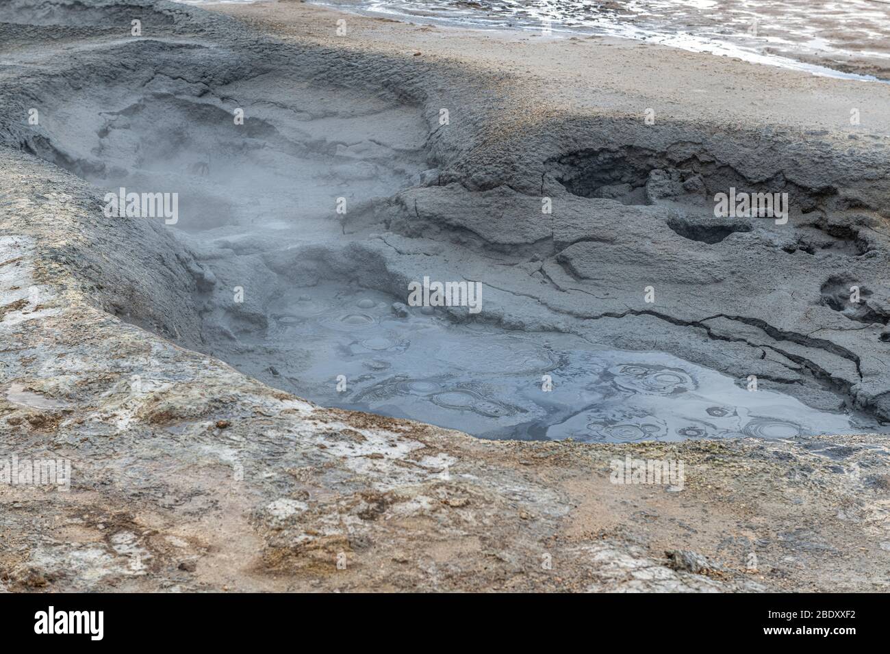 Pozzi di fango nell'area geotermica di Hverir, Islanda del nord Foto Stock