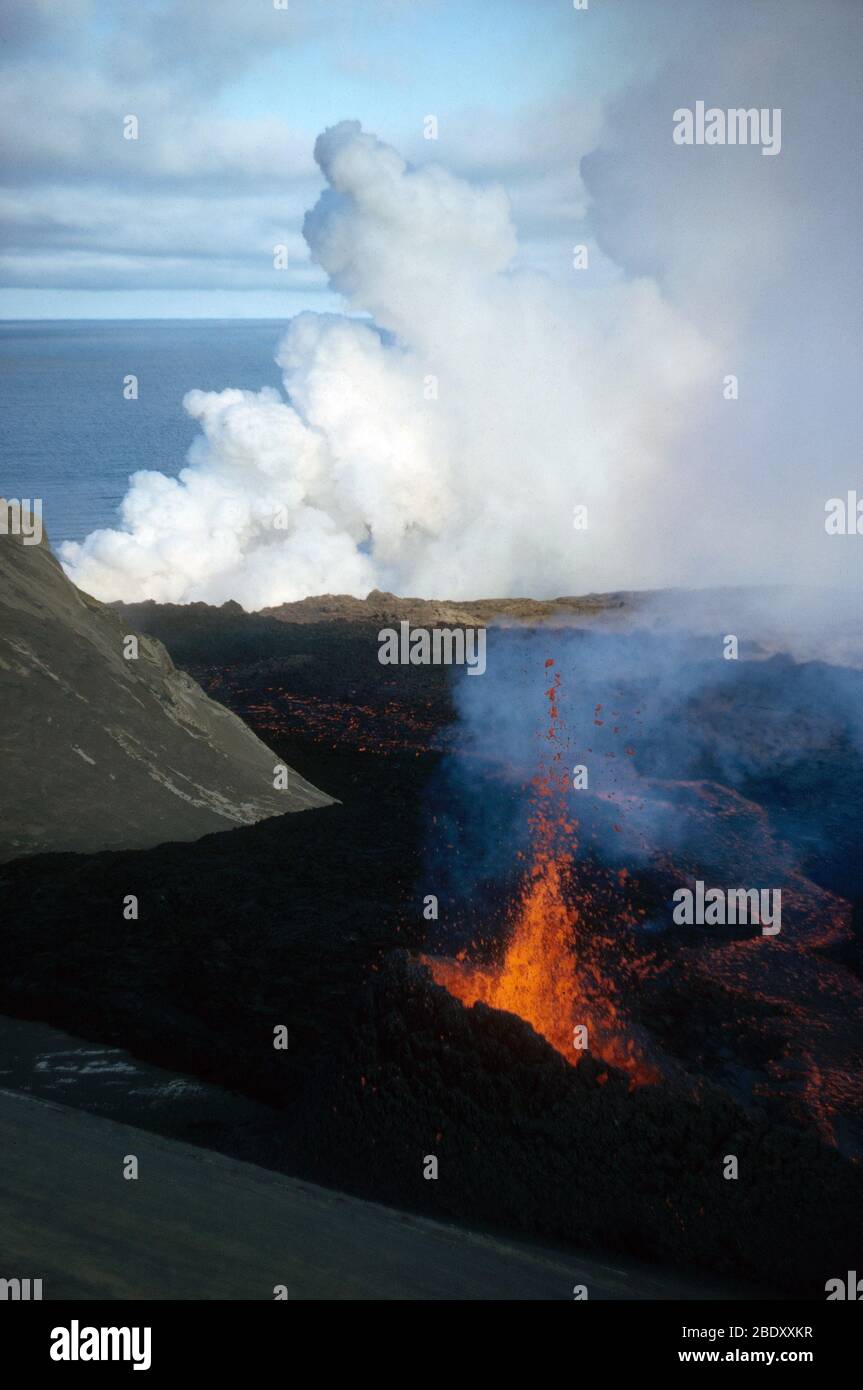 Eruzione a Surtsey, un'isola vulcanica nel piccolo arcipelago di Vestmannaeyjar (Isole Westman, in inglese) al largo della costa meridionale dell'Islanda. Fu creata in un'eruzione vulcanica che raggiunse la superficie dell'oceano il 14 novembre 1963 e durò fino al 5 giugno 1967. Foto Stock