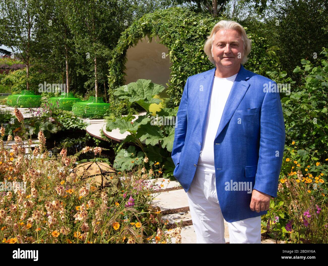 David Emanuel, stilista di moda gallese, conosciuto per aver disegnato il vestito da sposa indossato da Diana, Principessa del Galles, nel 1981 a Hampton Court. Foto Stock