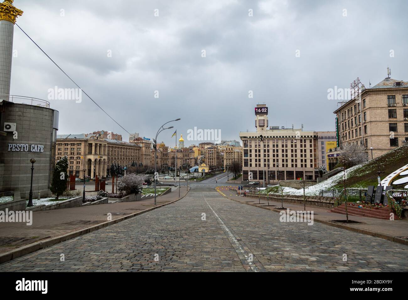 Kiev, Ucraina - 22 marzo 2020: Heavenly Hundred Alley senza gente e Camera dei sindacati. Foto Stock