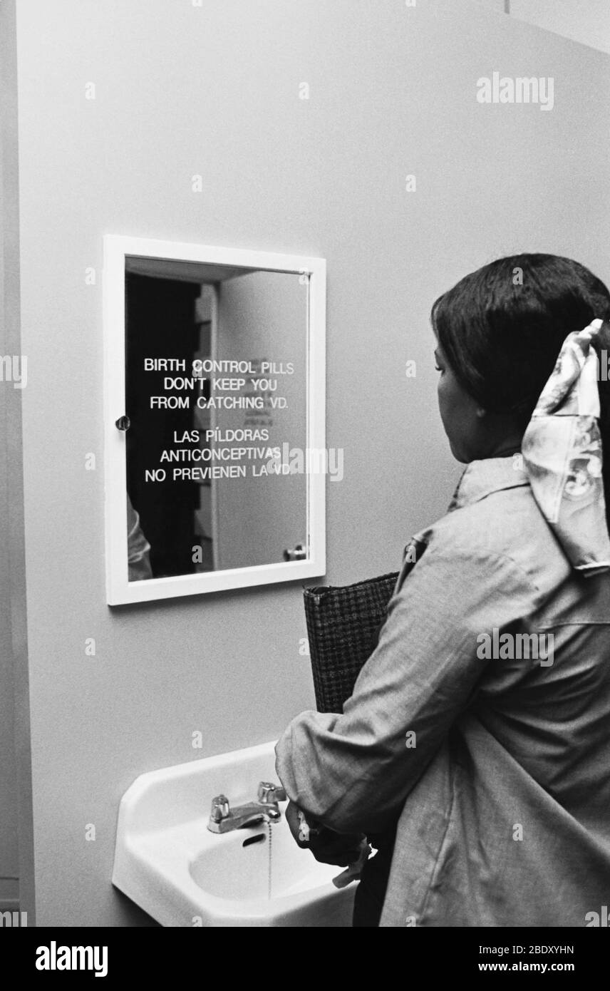 Ragazza che legge il messaggio circa VD su Mirror Foto Stock