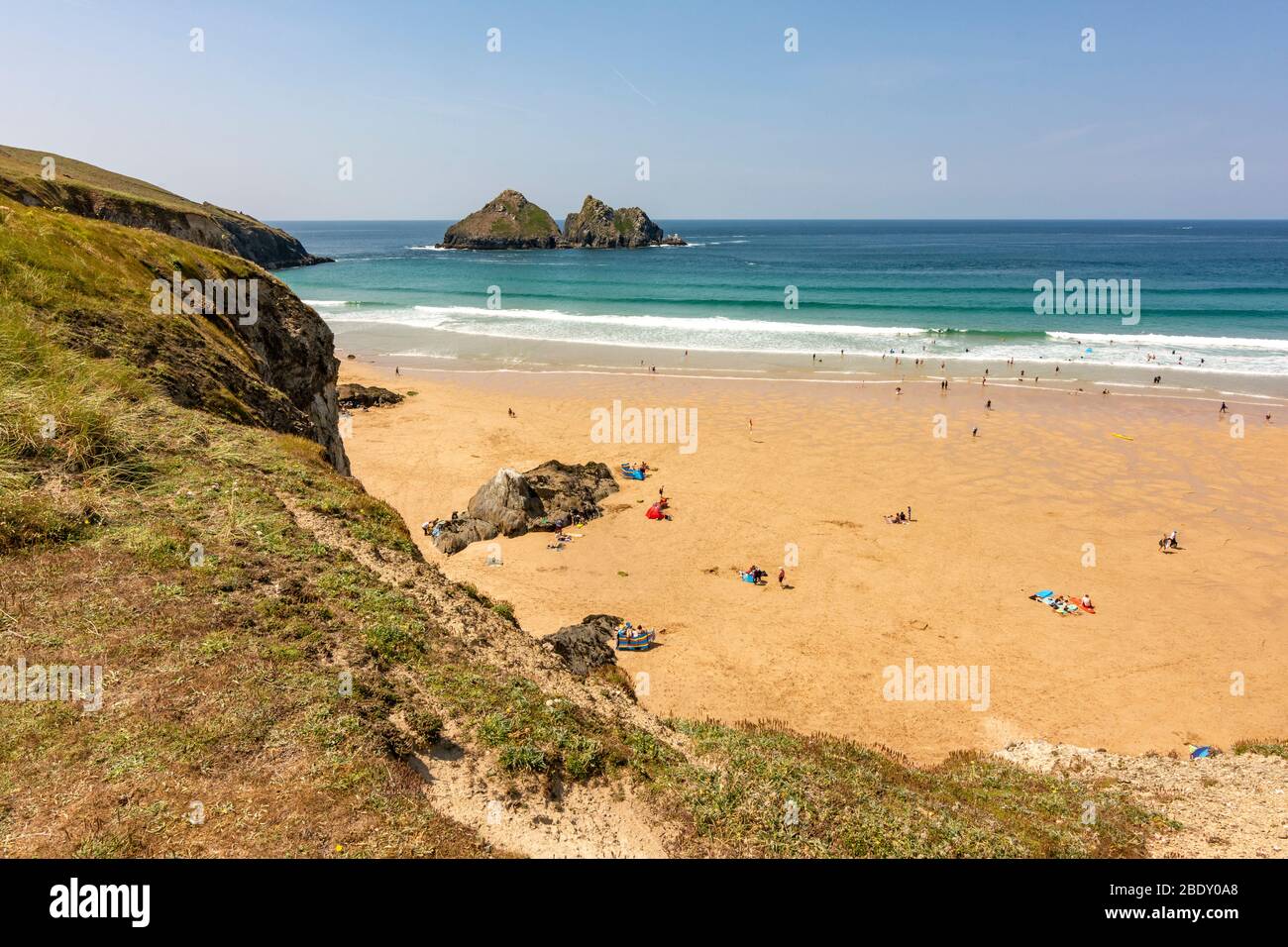 Carter's o Gull Rocks visto da sopra l'estremità sud di Holywell Beach, Holywell, Cornovaglia del nord, Regno Unito. Foto Stock