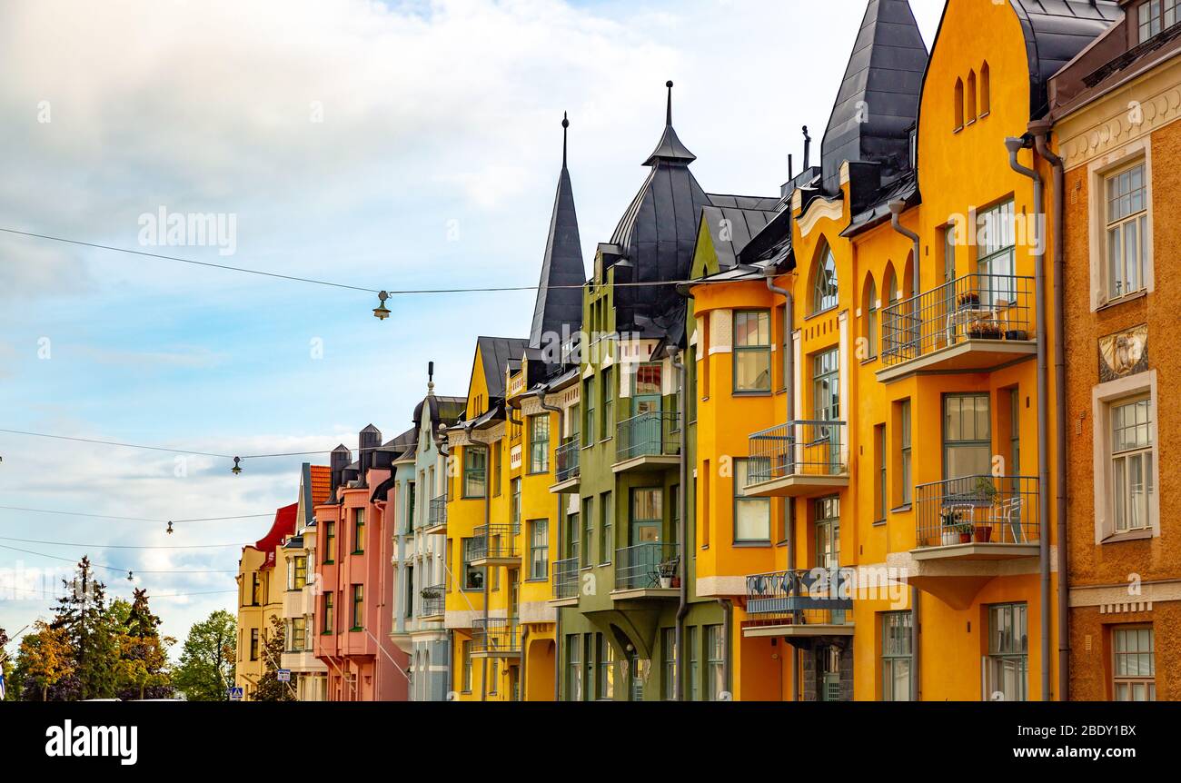 Facciate multicolore di edifici a Helsinki, la capitale della Finlandia, la tradizionale architettura scandinava, Ullanlinna, Huvilakatu Foto Stock