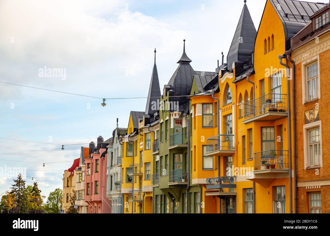 Facciate multicolore di edifici a Helsinki, la capitale della Finlandia, la tradizionale architettura scandinava, Ullanlinna, Huvilakatu Foto Stock
