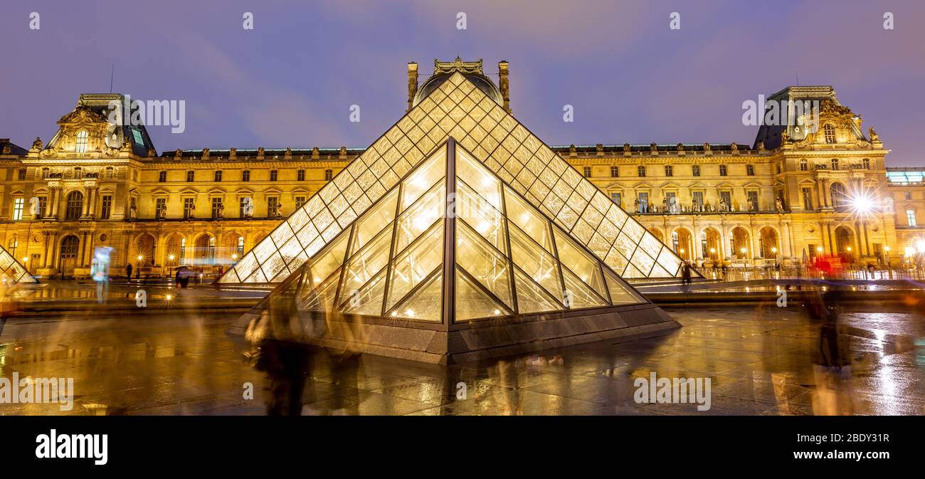 Vista notturna del famoso Museo del Louvre con la Piramide del Louvre, Parigi. Foto Stock