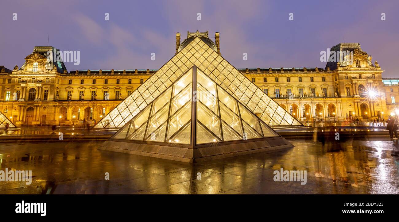 Vista notturna del famoso Museo del Louvre con la Piramide del Louvre, Parigi. Foto Stock