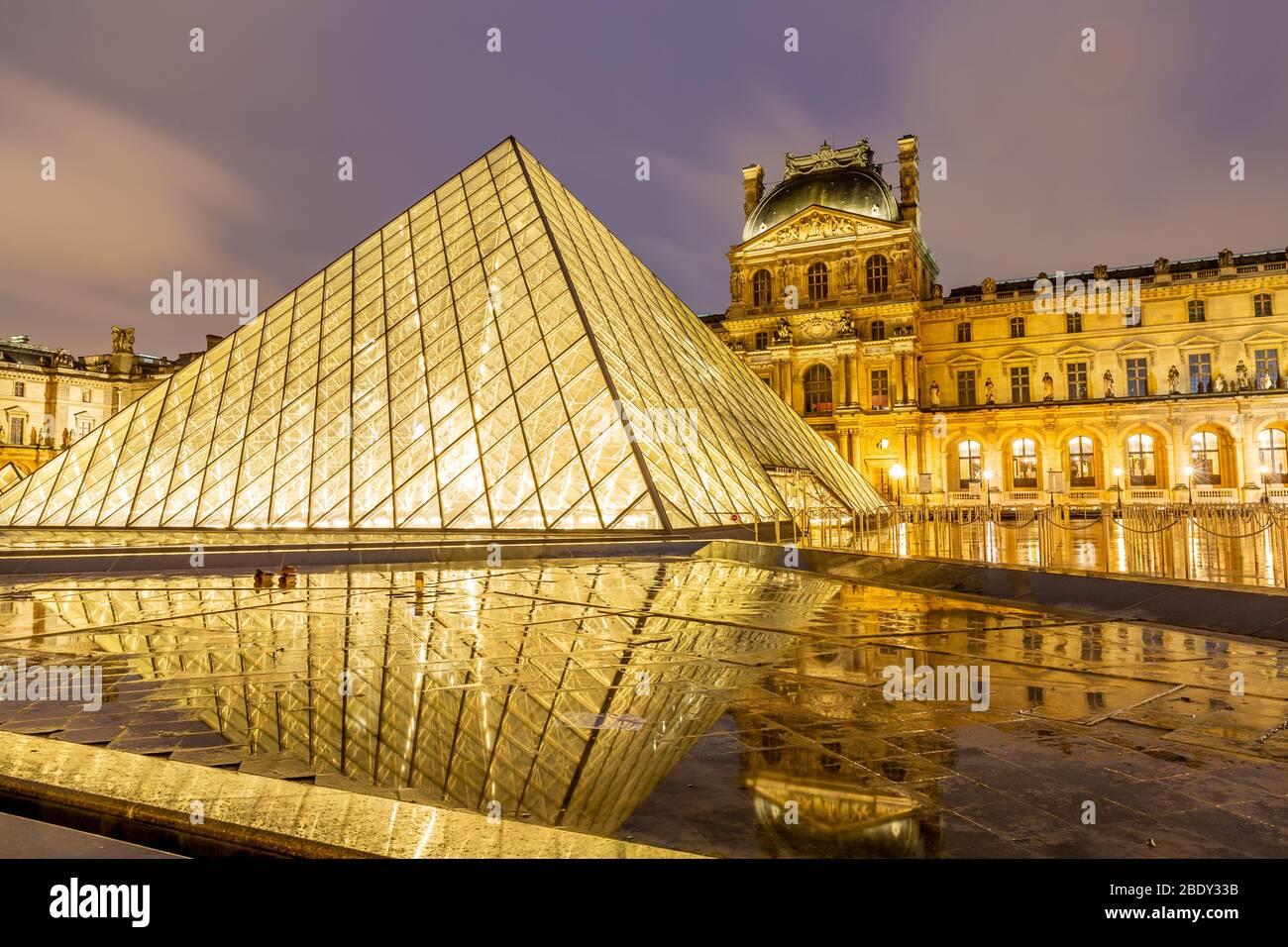 Vista notturna del famoso Museo del Louvre con la Piramide del Louvre, Parigi. Foto Stock