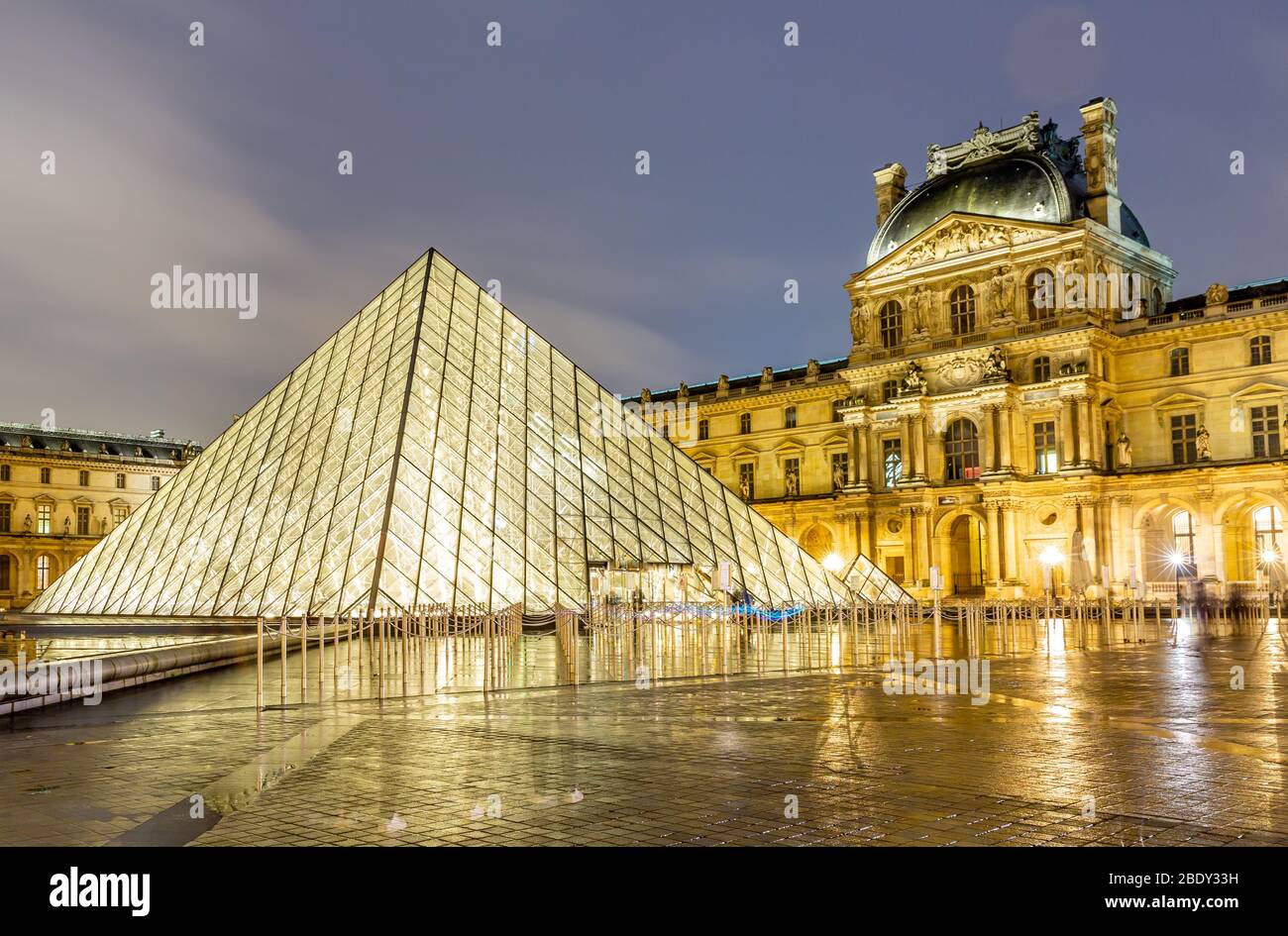 Vista del famoso Museo del Louvre con la Piramide del Louvre di notte Foto Stock