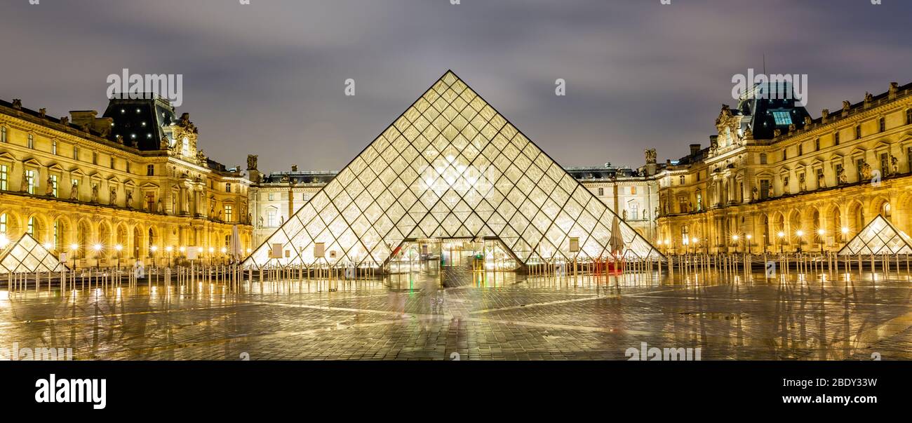 Vista notturna del famoso Museo del Louvre con la Piramide del Louvre, Parigi. Foto Stock