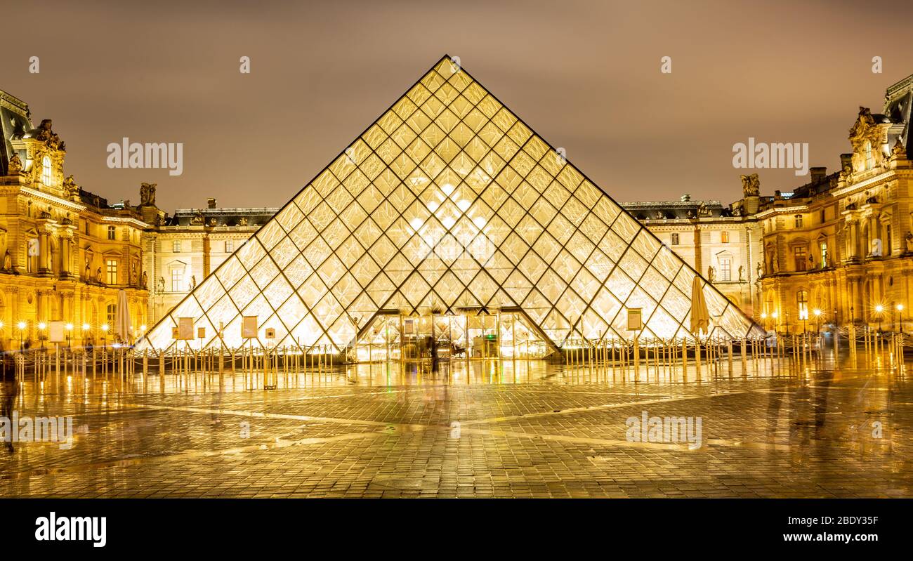Museo del Louvre con piramide del Louvre di notte, Parigi. Foto Stock