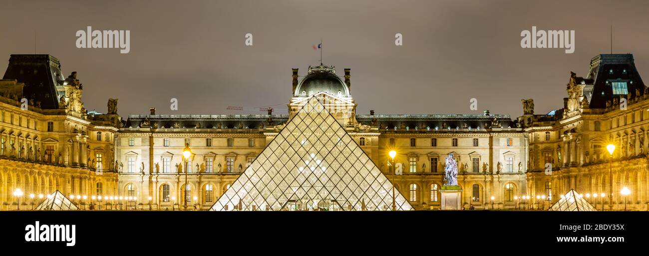 Museo del Louvre con piramide del Louvre di notte, Parigi. Foto Stock