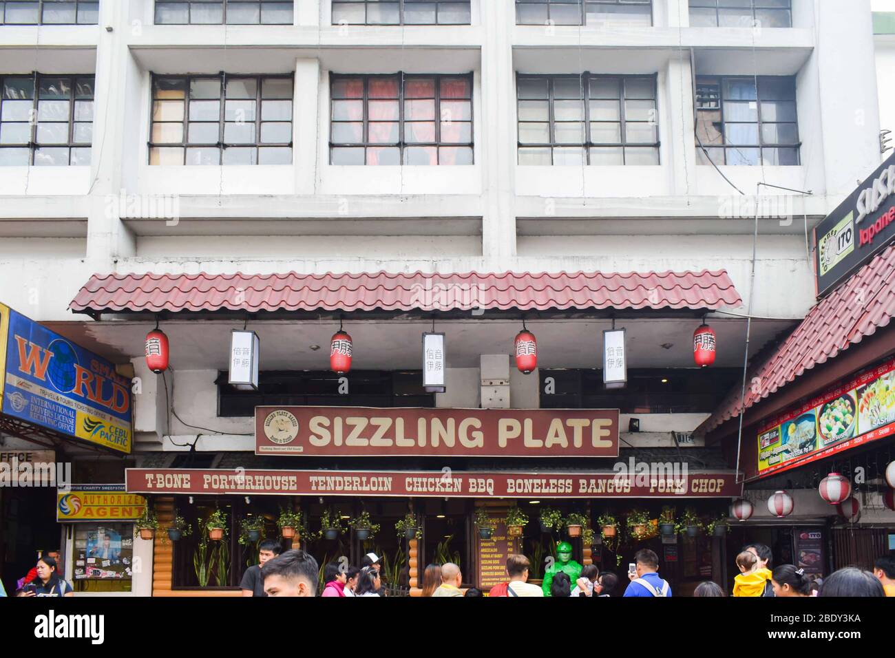 22 SETTEMBRE 2019-BAGUIO CITTÀ FILIPPINE : Sizzling Plate ristorante segnaletica situato lungo la strada di sessione a Baguio City nelle Filippine. Baguio ci Foto Stock