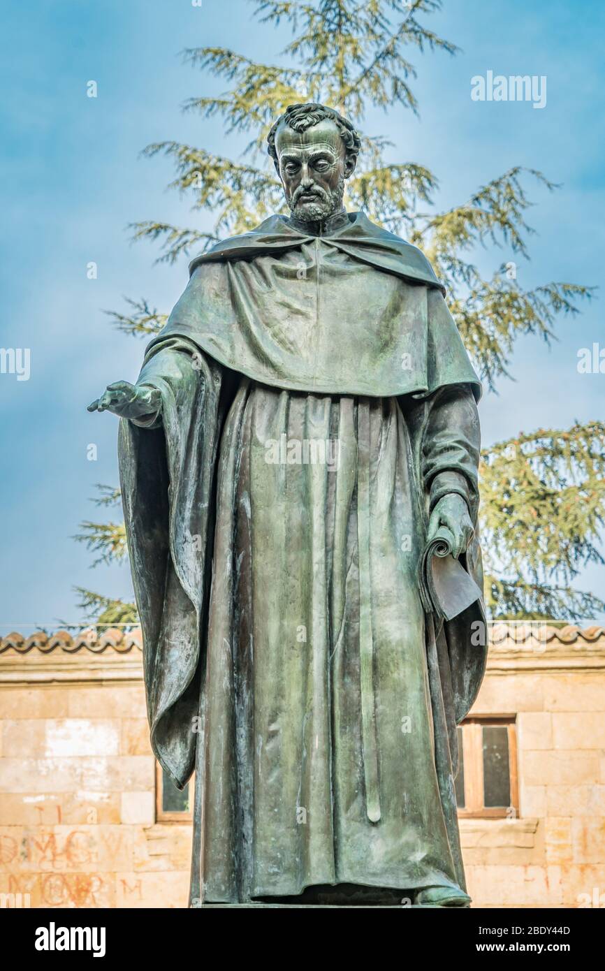 Salamanca, Spagna - 3 febbraio 2019 : Statua di Fray Luis de Leon al patio de escuelas di fronte all'Università di Salamanca. Patrimonio dell'umanità dell'UNESCO Foto Stock