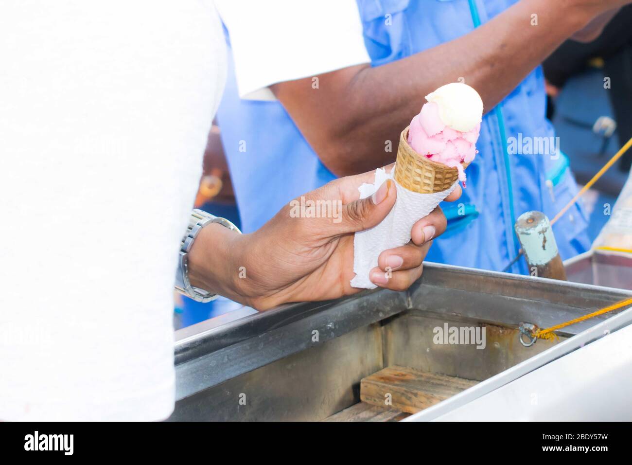 Un venditore raccoglie gelati sporchi fatti in casa Foto Stock