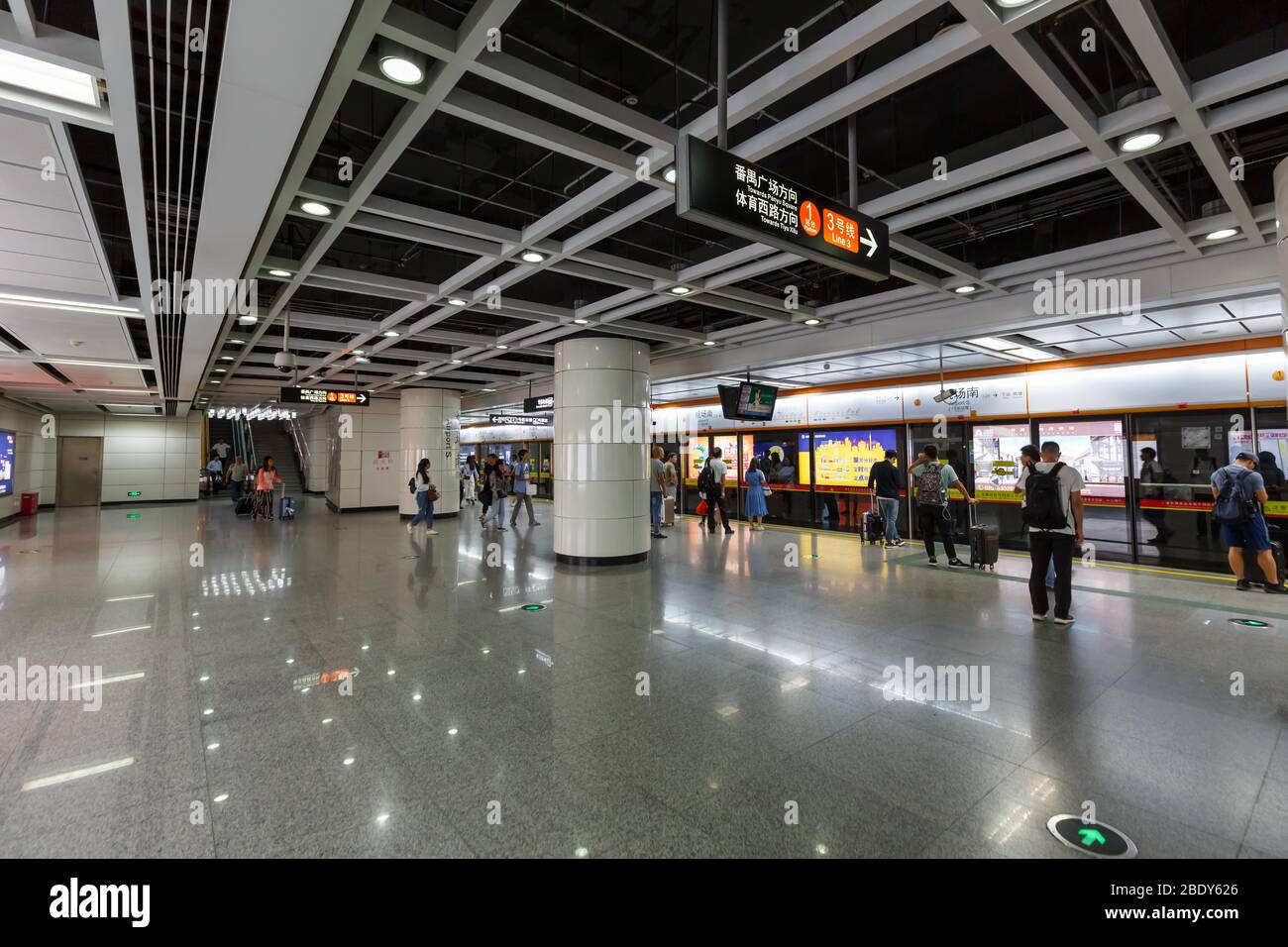 Guangzhou, Cina – 24 settembre 2019: Stazione MRT Metro Airport South Terminal 1 all'aeroporto di Guangzhou (CAN) in Cina. Foto Stock