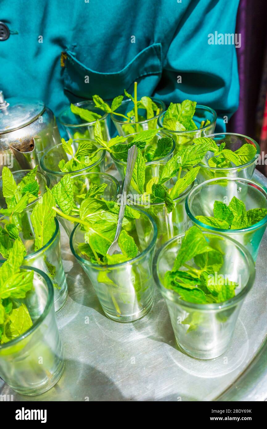 Vassoio con menta preparata per il tè alla menta alla medina. Foto Stock