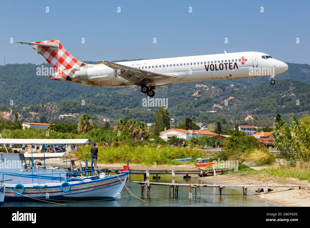 Skiathos, Grecia – 31 luglio 2019: Volotea Boeing 717 aereo all'aeroporto di Skiathos (JSI) in Grecia. Boeing è un produttore americano di aeromobili headqua Foto Stock