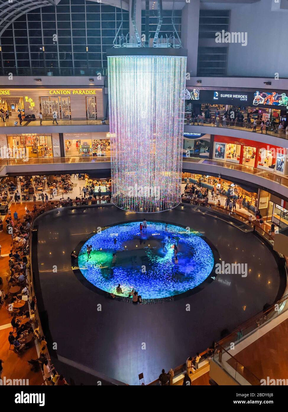 23 APRILE 2019-SINGAPORE, SINGAPORE: Lampadario gigante al centro commerciale Marina Bay link, singapore. E`s' di dimensioni enormi, copre molti piani. Abstact di un l Foto Stock