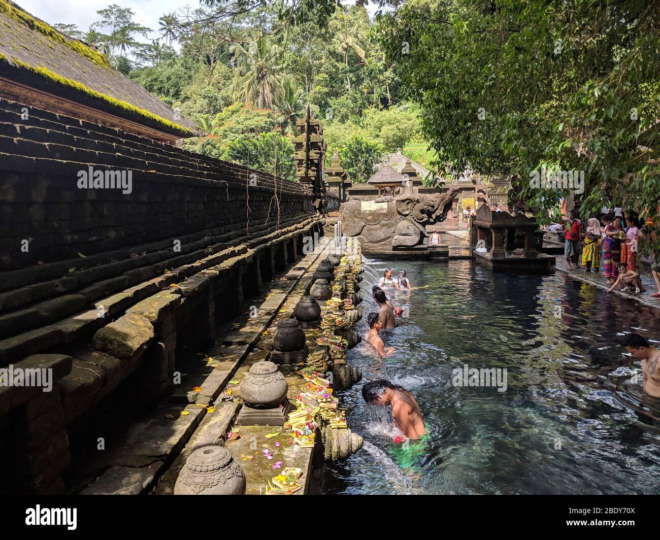23 APRILE 2019-BALI INDONESIA : persone che prendono un bagno in fontane di acque sacre nel tempio di Tirta empul. Religione e cultura. Foto Stock