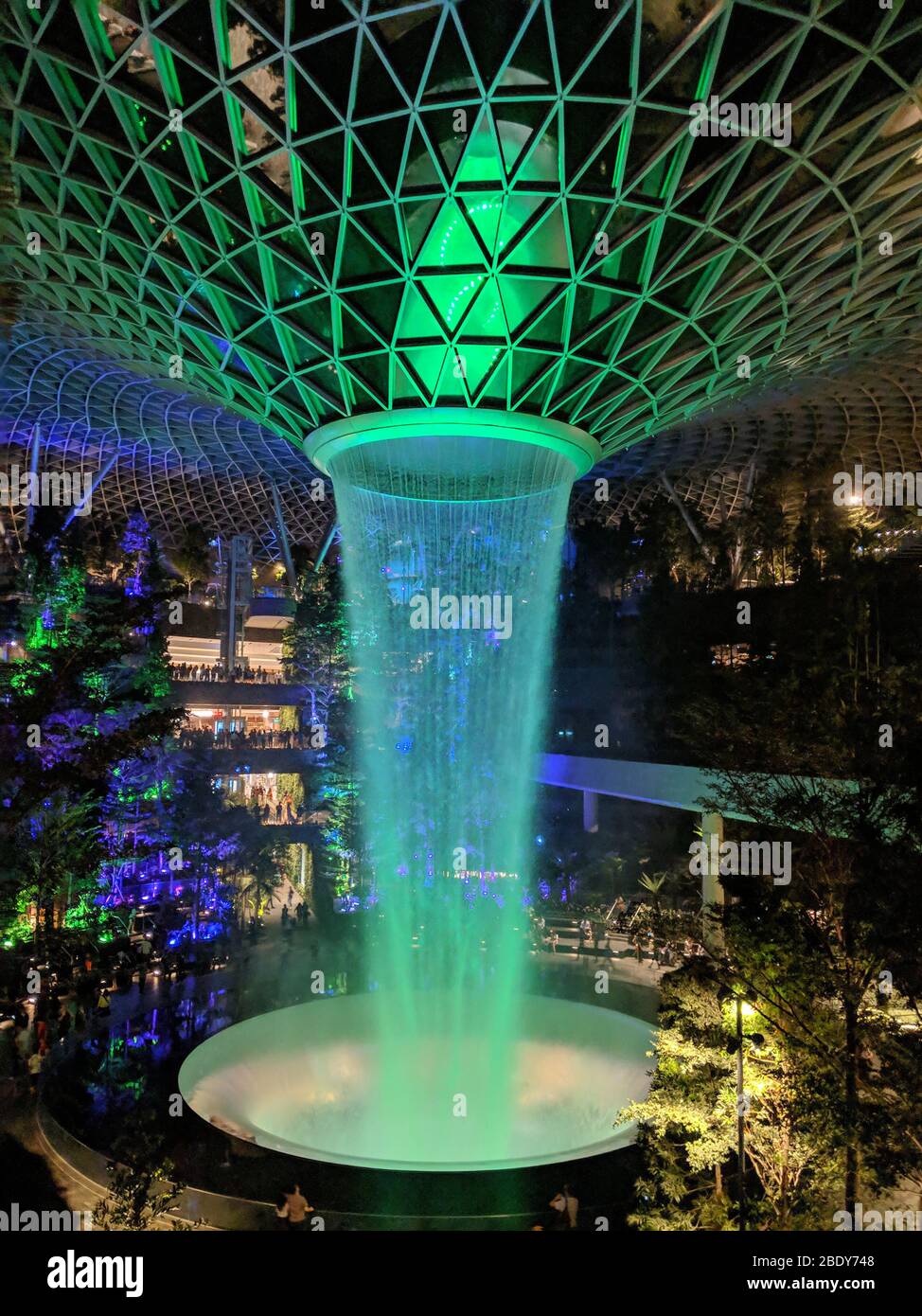 L'Aeroporto Jewel Changi (Jewel) e' uno sviluppo misto all'Aeroporto Changi di Singapore, il migliore aeroporto e destinazione del mondo in sé. Col. Verde Foto Stock
