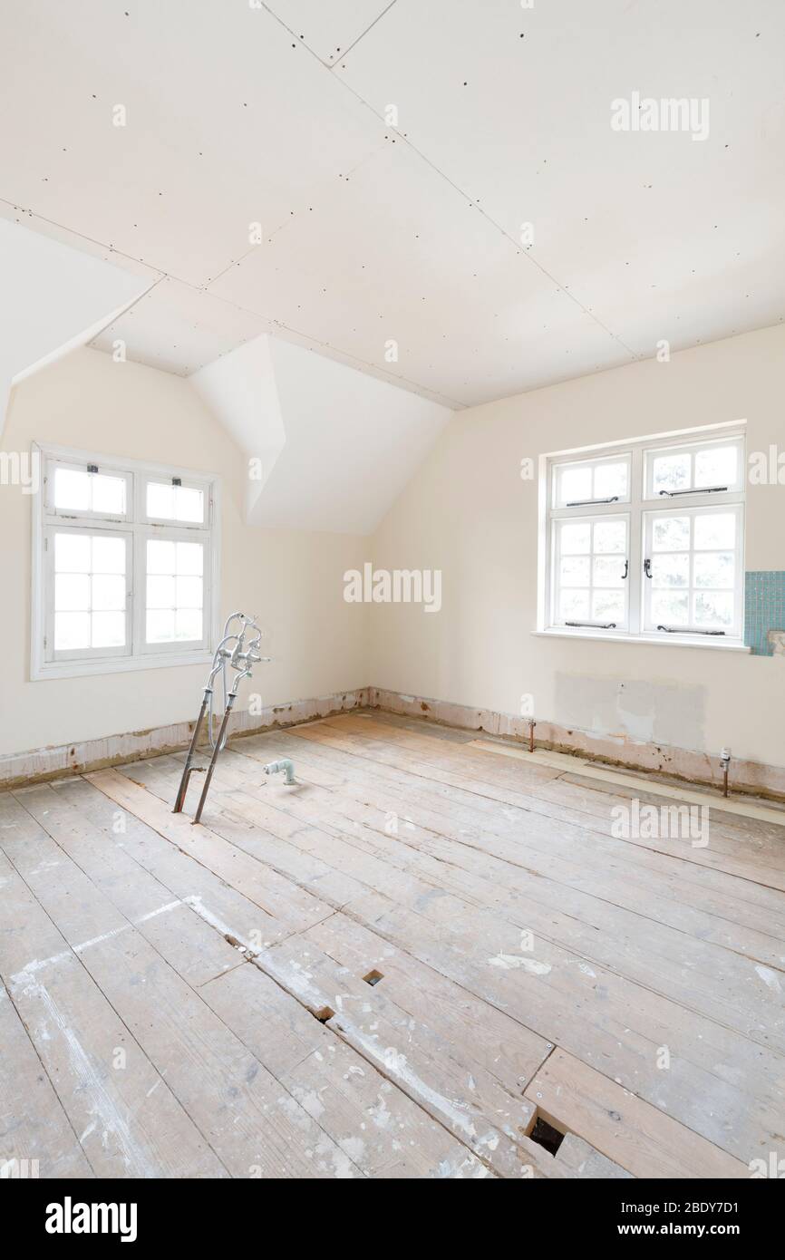 Ristrutturazione delle camere, ristrutturazione e installazione del bagno con un nuovo soffitto in cartongesso Foto Stock